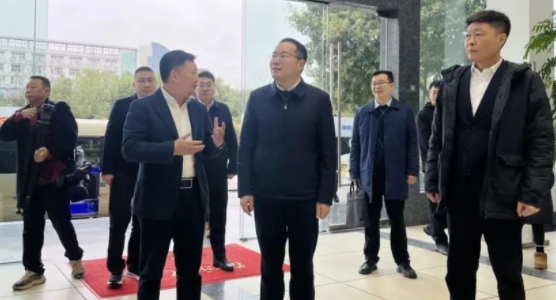 涪陵区委副书记、区政府代理区长董奕锋来ylzz总站线路检测中心调研